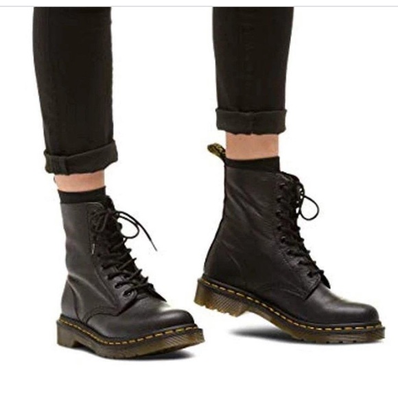Dr. Martens Shoes - Dr. Martens🍂🍁Womens Leather boots size 7